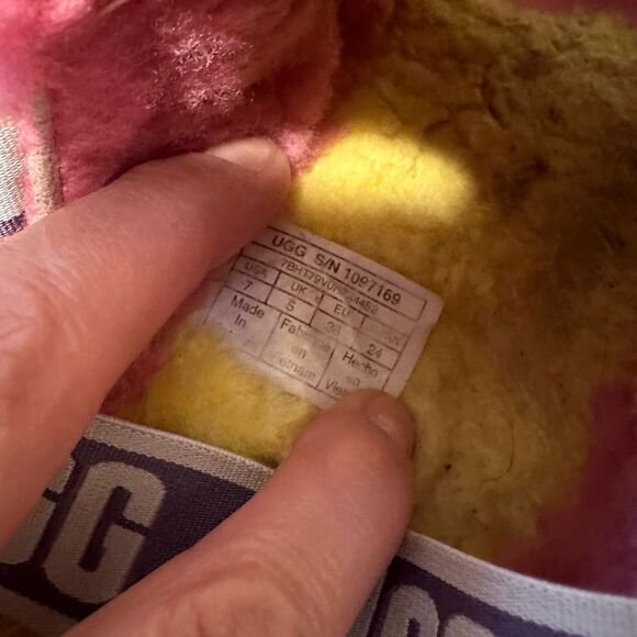 UGG FLUFF YEAH SLIDE Rainbow Pride Slipper Size 7 - Picture 5 of 6